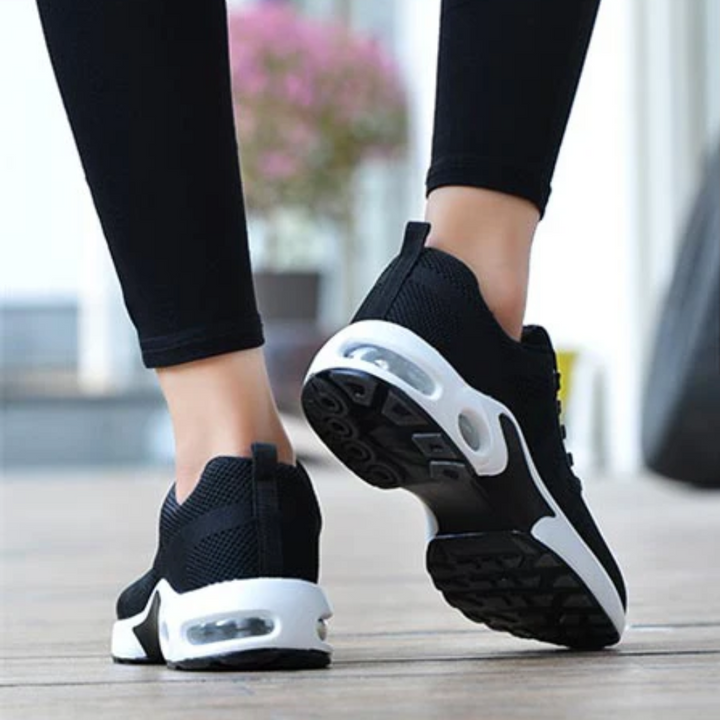 Dames sneakers met ademende afwerking en sportieve zool