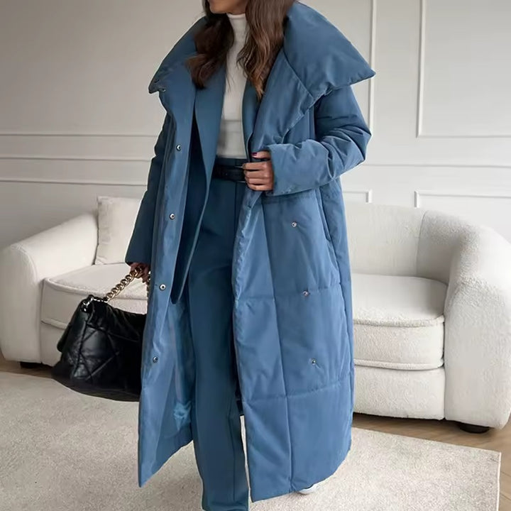 Dames lange gewatteerde winterjas met riem en knopen aan de voorkant