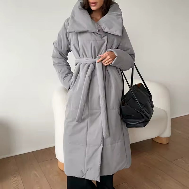 Dames lange gewatteerde winterjas met riem en knopen aan de voorkant