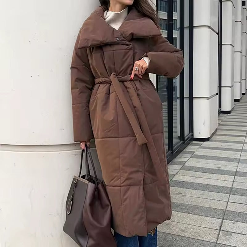 Dames lange gewatteerde winterjas met riem en knopen aan de voorkant