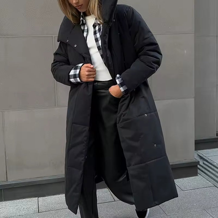 Dames lange gewatteerde winterjas met riem en knopen aan de voorkant