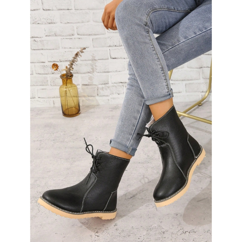 Dames enkellaarsen met vetersluiting en contrasterende stiksels