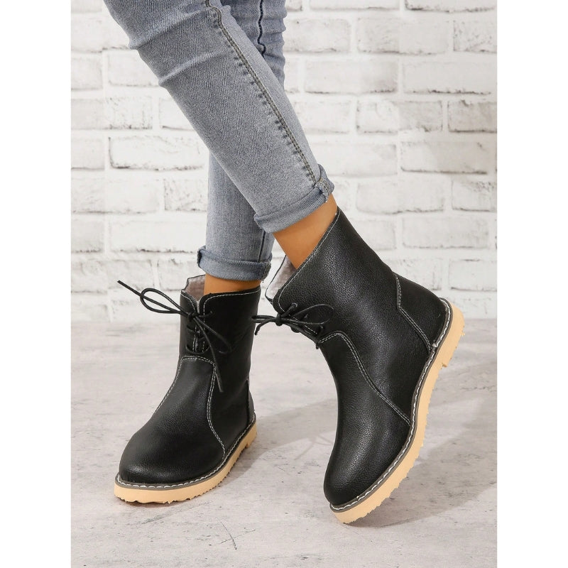 Dames enkellaarsen met vetersluiting en contrasterende stiksels