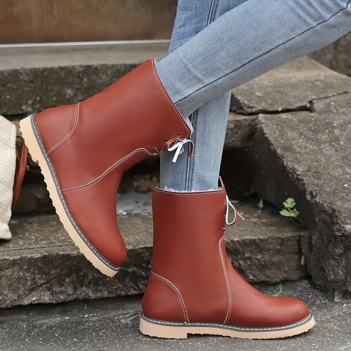 Dames enkellaarsen met vetersluiting en contrasterende stiksels