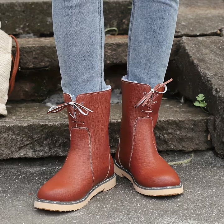 Dames enkellaarsen met vetersluiting en contrasterende stiksels