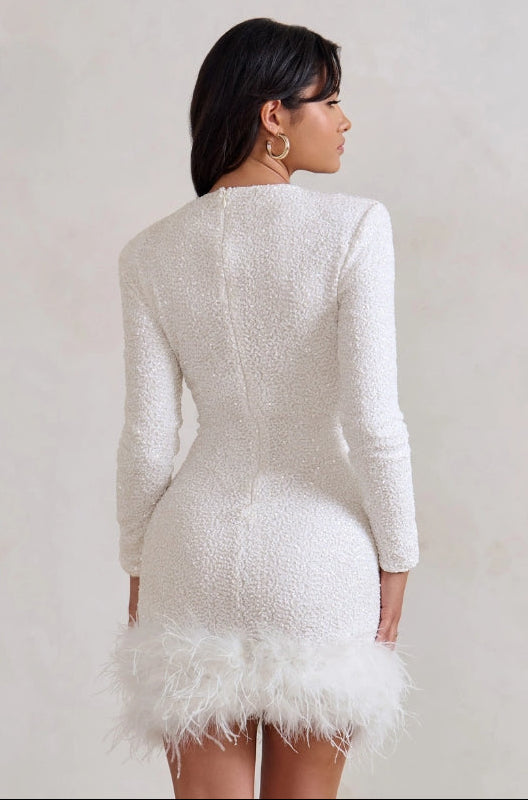 Dames glinsterend kort jurkje met lange mouwen en veren