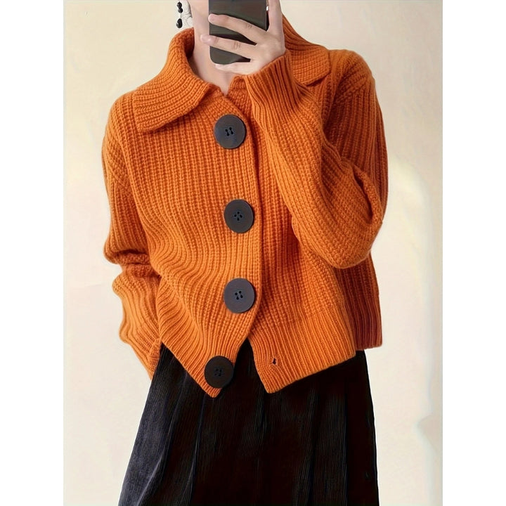 Gebreid vest met grote knopen en kraag