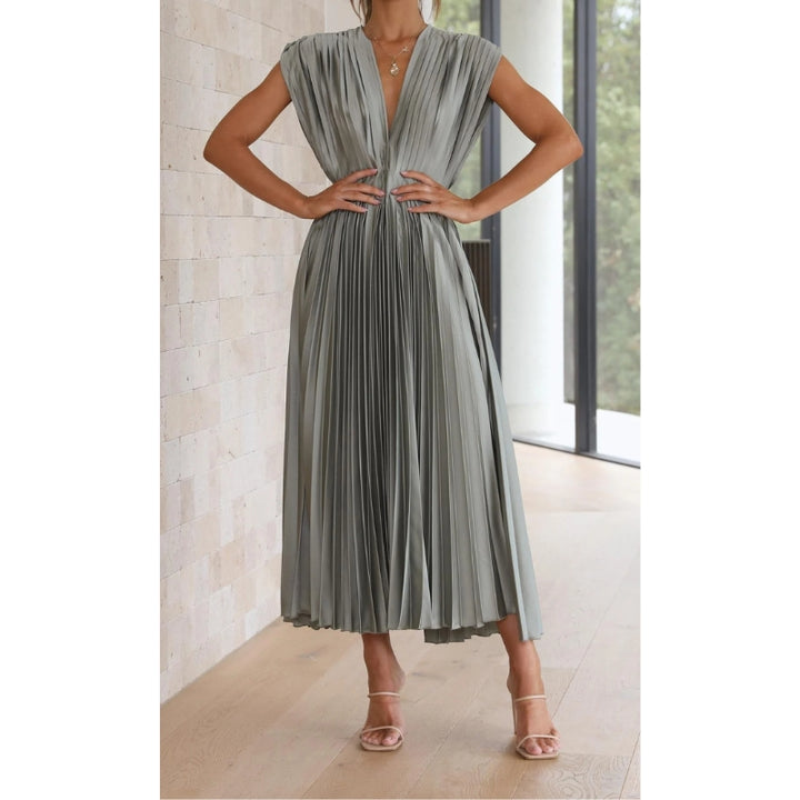 Geplooide jurk met diepe v-hals en korte mouwen