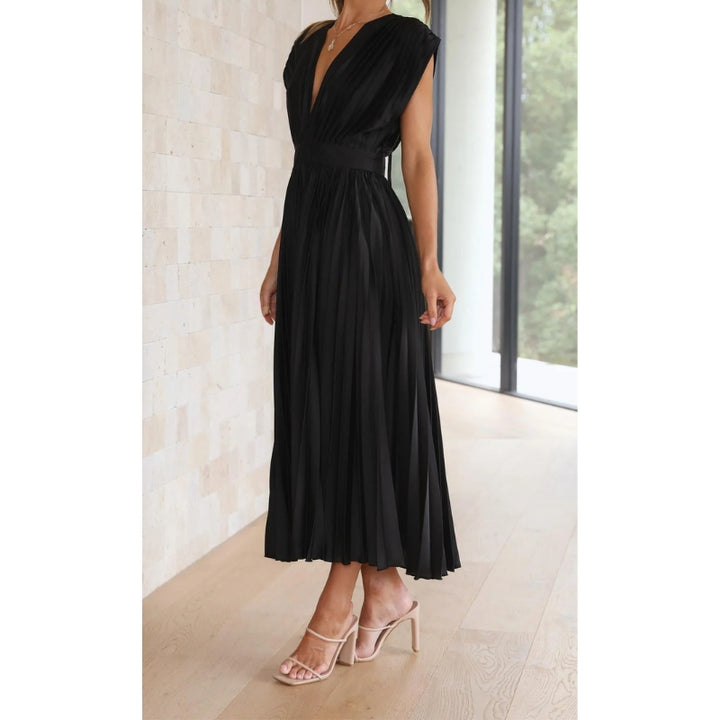 Geplooide jurk met diepe v-hals en korte mouwen