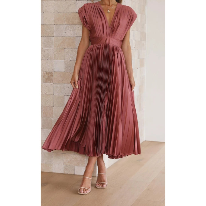 Geplooide jurk met diepe v-hals en korte mouwen