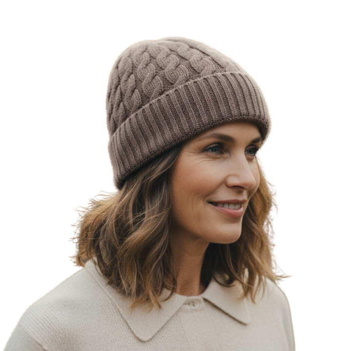 Geribde gebreide muts met kabelpatroon voor koel weer
