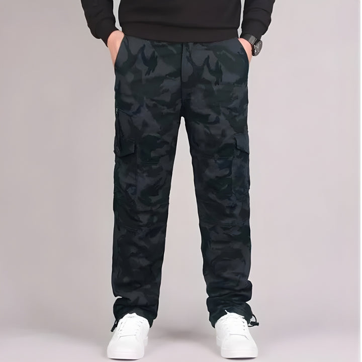 Herenbroek met meerdere zakken aan de zijkanten