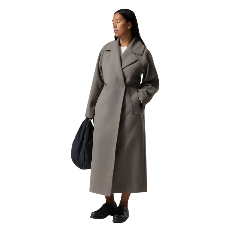Lange damesjas met ceintuur en revers oversized