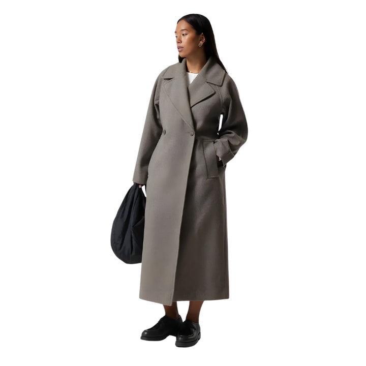 Lange damesjas met ceintuur en revers oversized