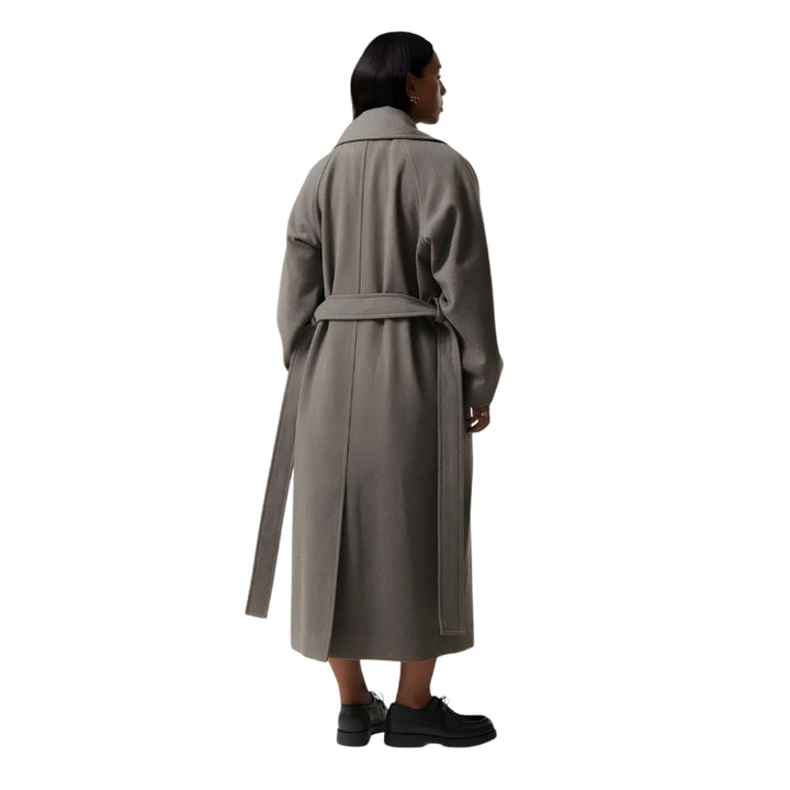 Lange damesjas met ceintuur en revers oversized