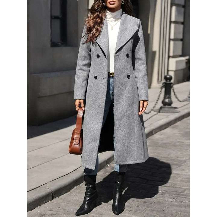 Lange damesjas met rijen knopen en kraag