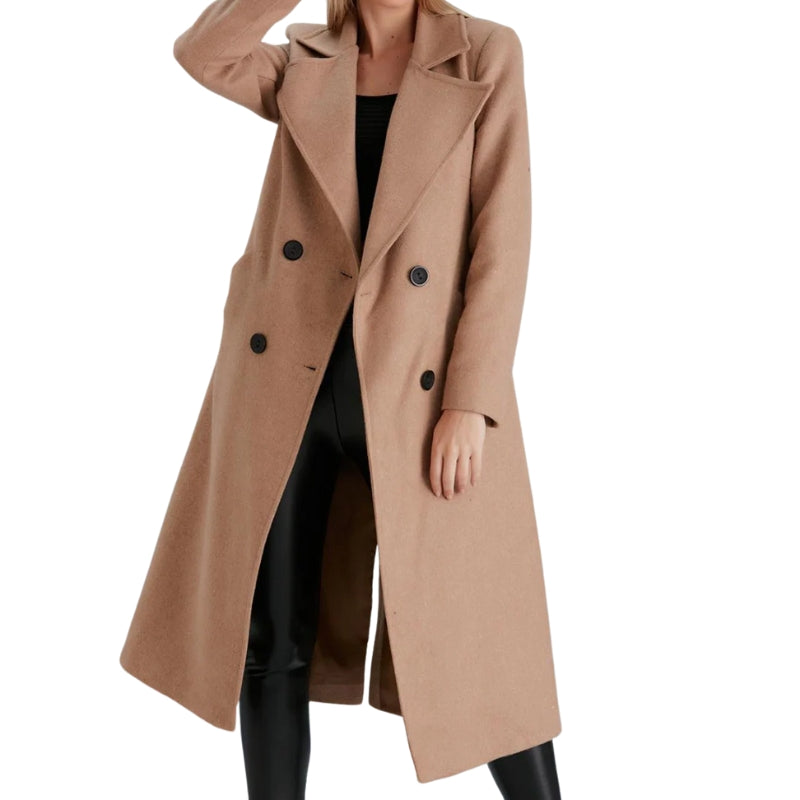 Lange damesjas met rijen knopen en kraag