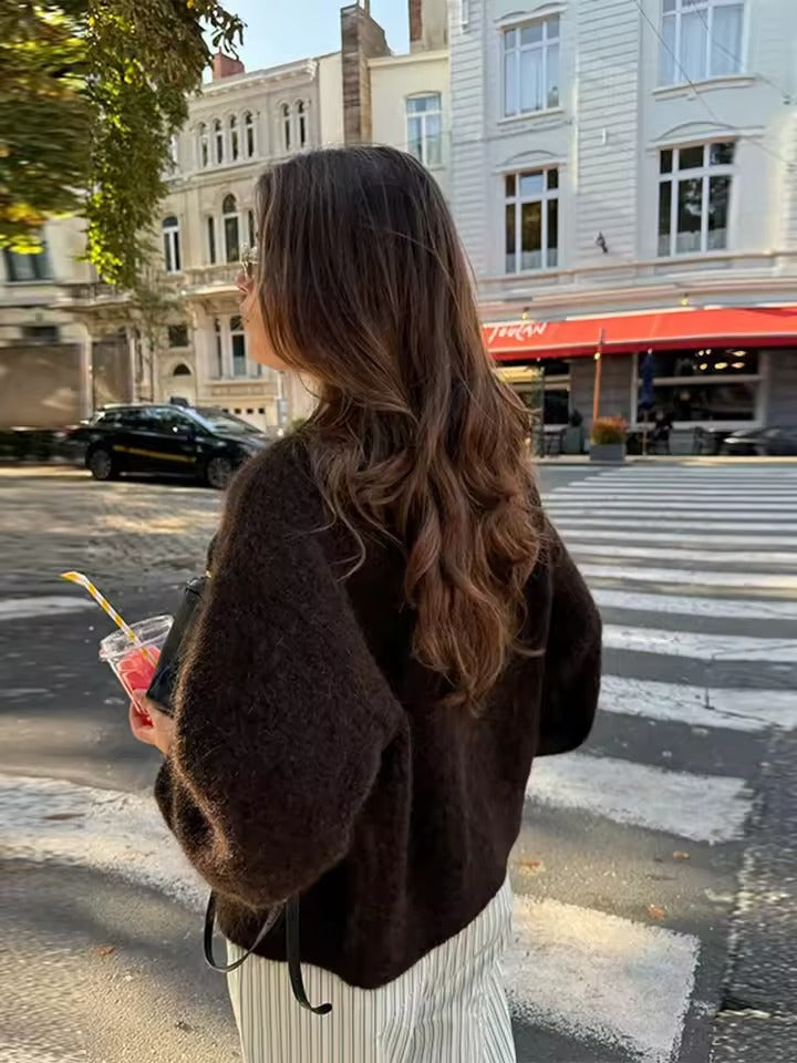 Losvallend warm gebreid vest met lange mouwen en knoopjes