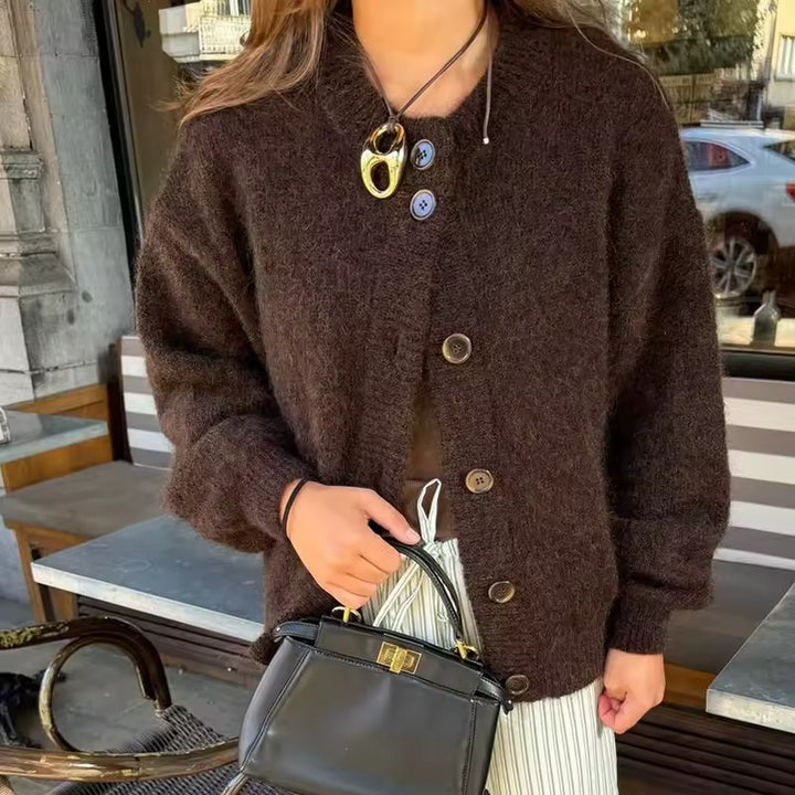 Losvallend warm gebreid vest met lange mouwen en knoopjes