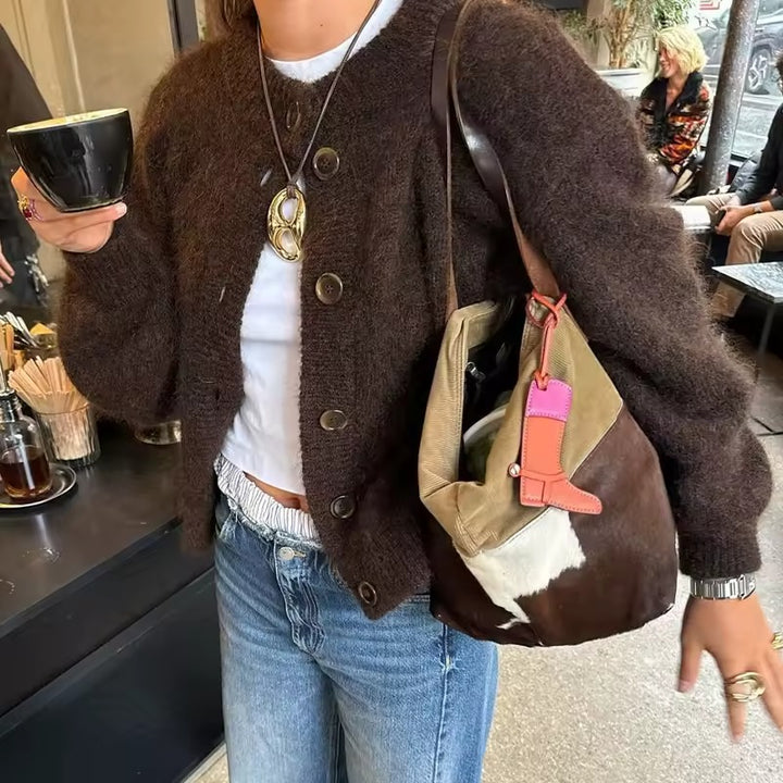 Losvallend warm gebreid vest met lange mouwen en knoopjes